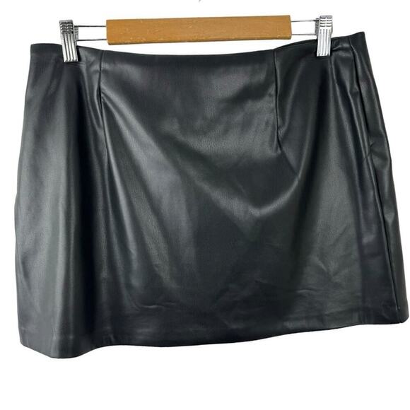 NWT House of Harlow 1960 Black Vegan Leather Mini Ruched Skirt Size Medium - Picture 9 of 15